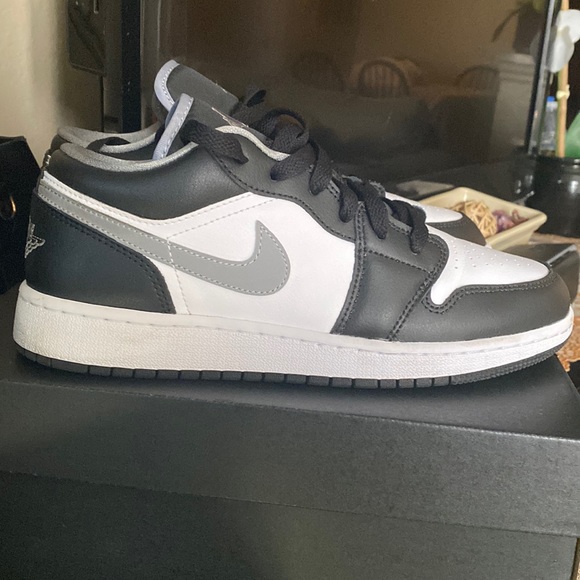 Jordan Shoes - Air Jordan 1 Low GS 'Black
Medium Grey'
